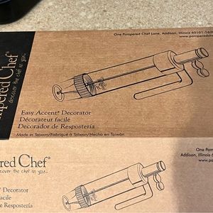 Pampered Chef NIB decorator